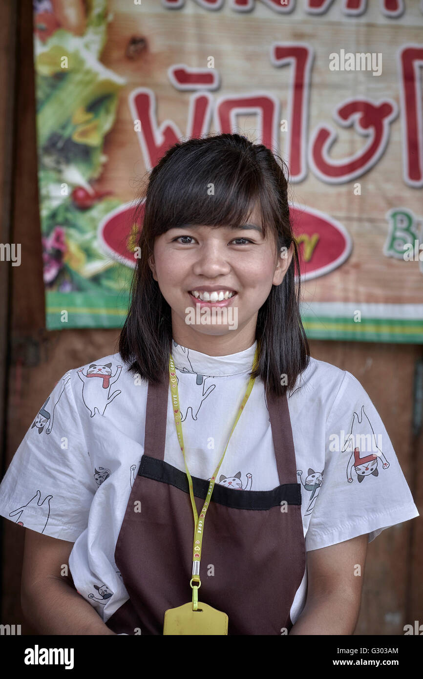 Thaïlande sourire d'un jeune vendeur thaïlandais de magasins de femmes. Thaïlande S. E. Asie. Banque D'Images
