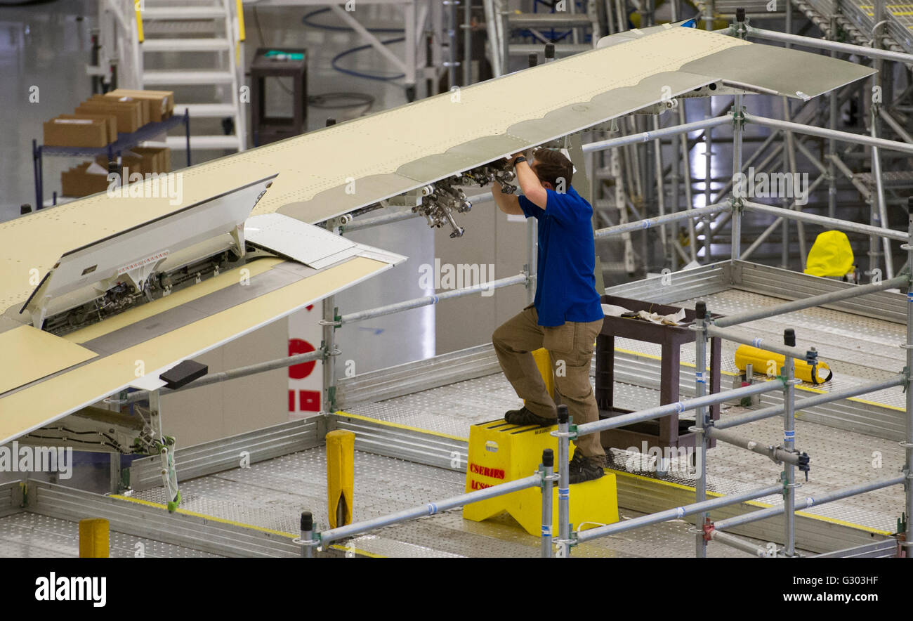 Un employé de Bombardier travaille sur l'aile d'un avion à réaction de la série C sur la ligne d'assemblage à une usine d'assemblage de Bombardier à Mirabel (Québec), Banque D'Images