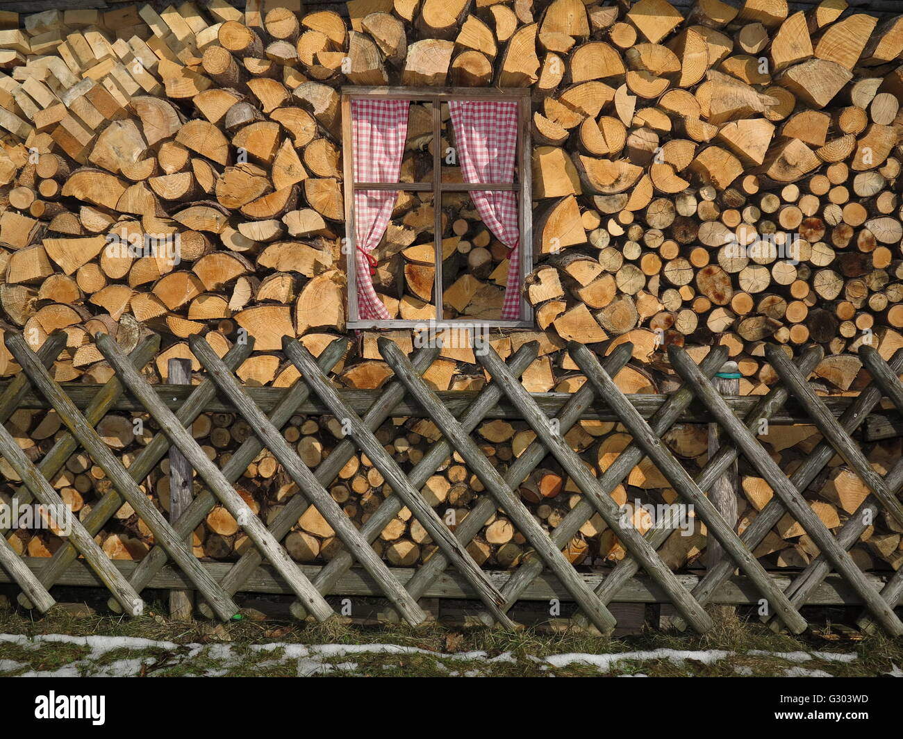 Fake windows dans une pile de bois de chauffage, Allgaeu, Isny Banque D'Images