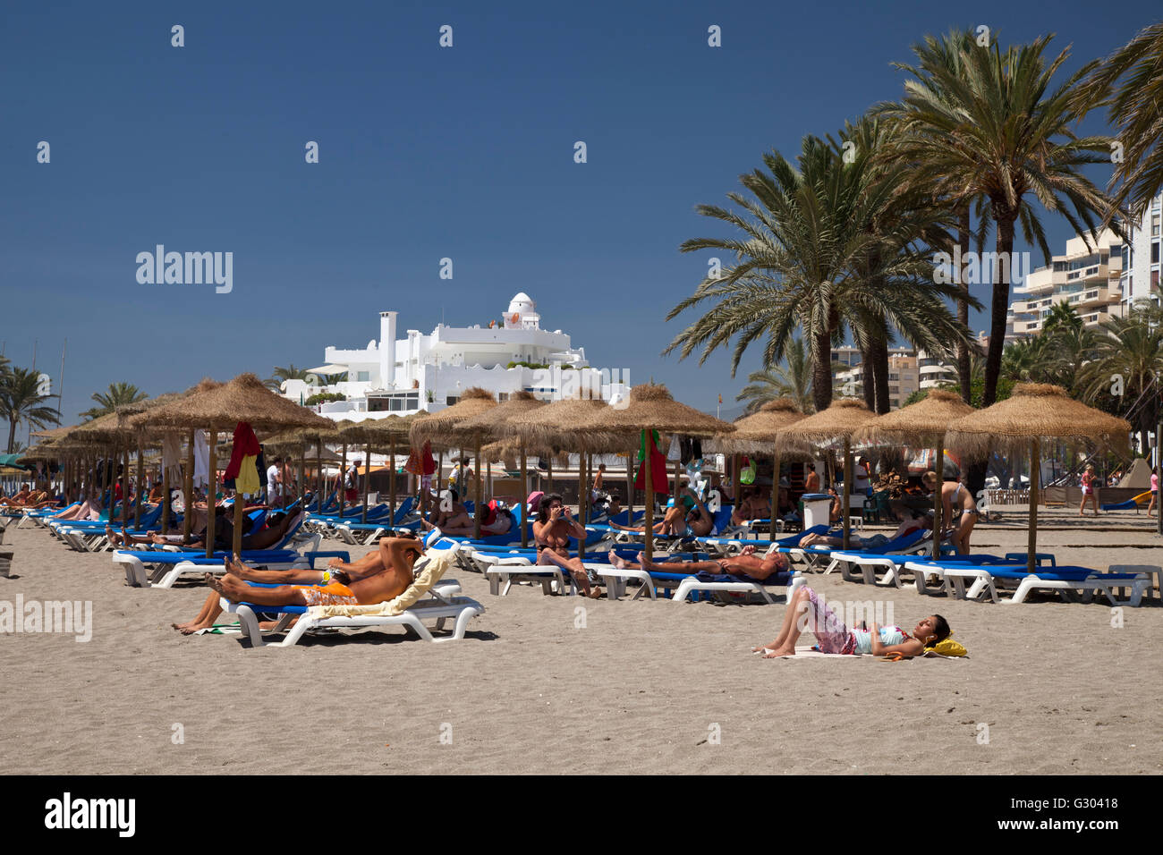 La plage animée, Marbella, Costa del Sol, Andalousie, Espagne, Europe, PublicGround Banque D'Images