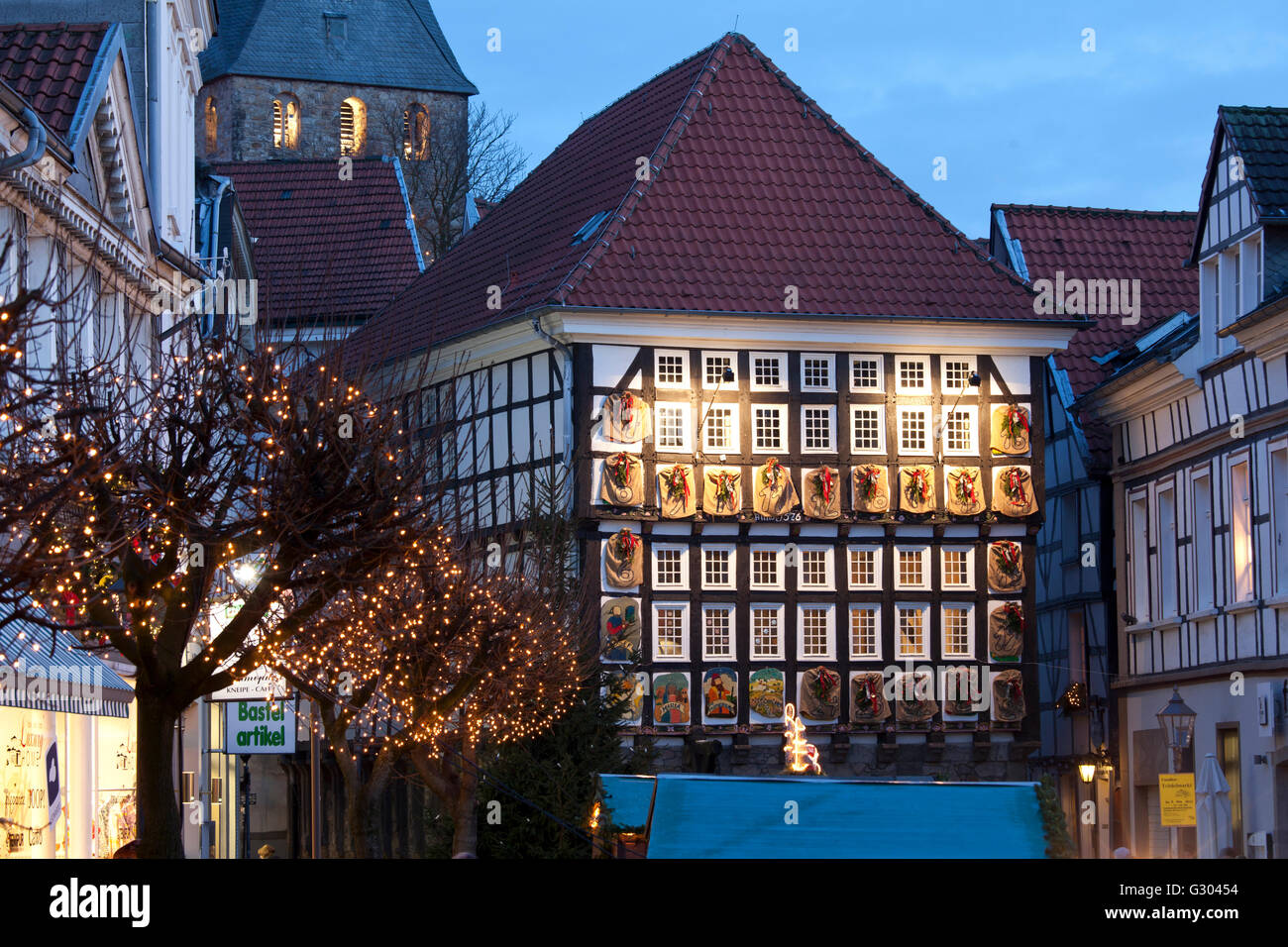 Calendrier de l'Avent sur la façade de l'ancien hôtel de ville de la vieille ville au crépuscule, Hattingen, Ruhr, Rhénanie du Nord-Westphalie Banque D'Images