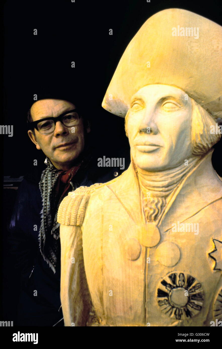 AJAXNETPHOTO. Décembre 15th, 1970. WOOTTON, ÎLE DE WIGHT, ANGLETERRE - LIFESIZED NELSON - JACK WHITEHEAD DE WOOTTON, I.O.W. Avec LA TAILLE DE LA VIE DE PROUE DE NELSON IL EST SCULPTURE POUR UN CLIENT DE L'hôtel à Norwich. PHOTO:JONATHAN EASTLAND/AJAX REF:WHITEHEAD  14 C357031 Banque D'Images