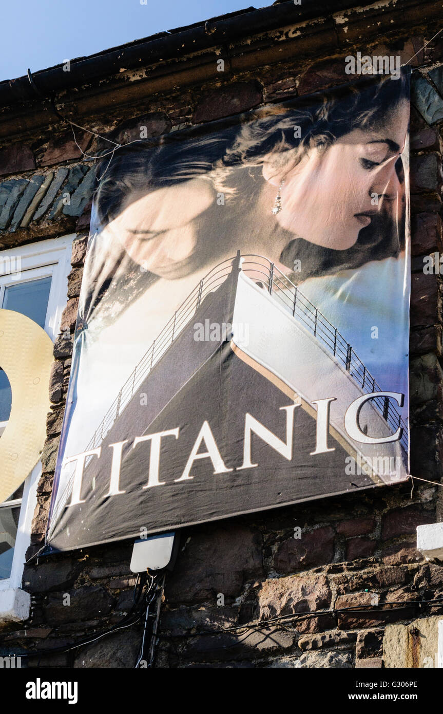 Affiche publicitaire de la projection du film Titanic sur le mur extérieur d'un pub. Banque D'Images