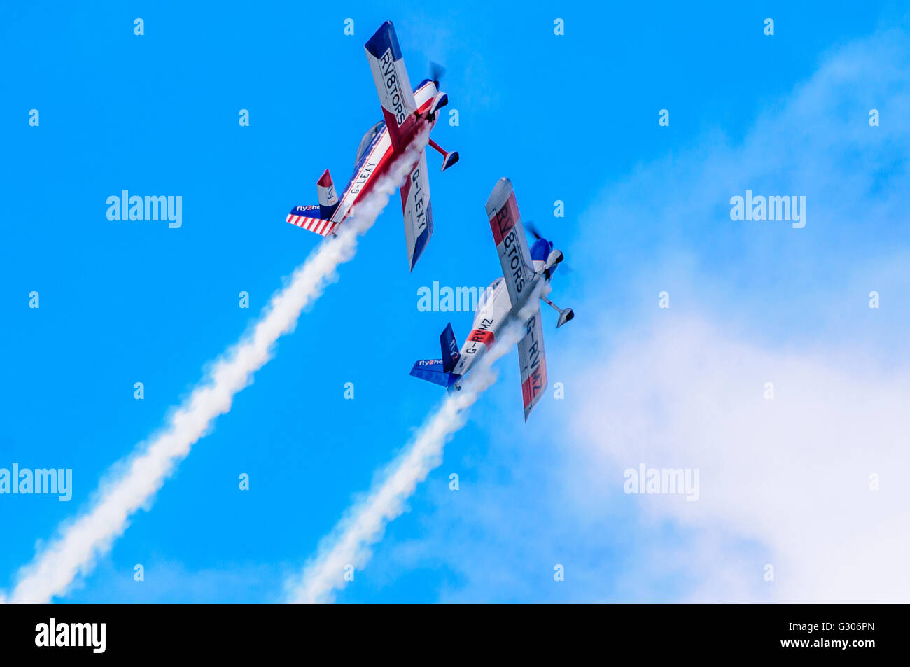 Deux RV-8 (G-G-RVMZ HERSERANGE) et d'acrobatie comme le "RV8tors' avec traînée de fumée Banque D'Images