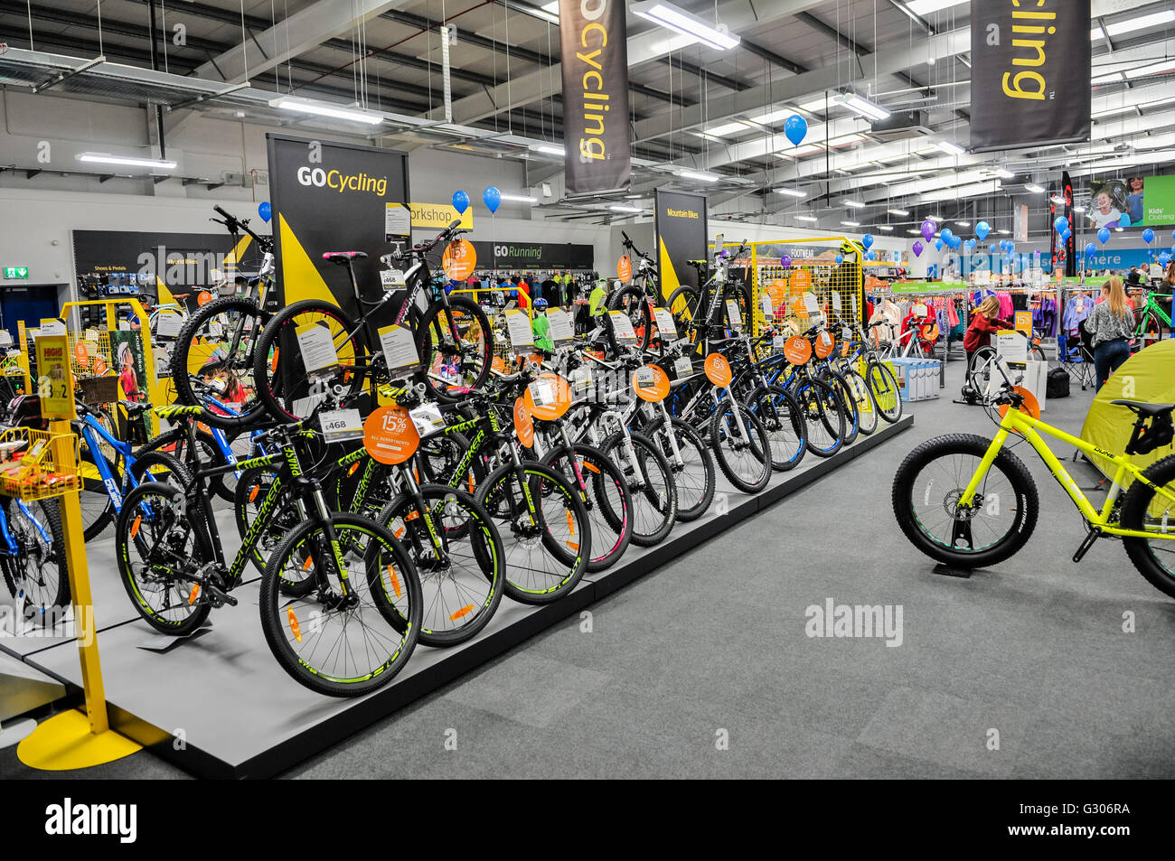 Les vélos en vente dans la section cycle de rendez-vous plein air sports shop. Banque D'Images