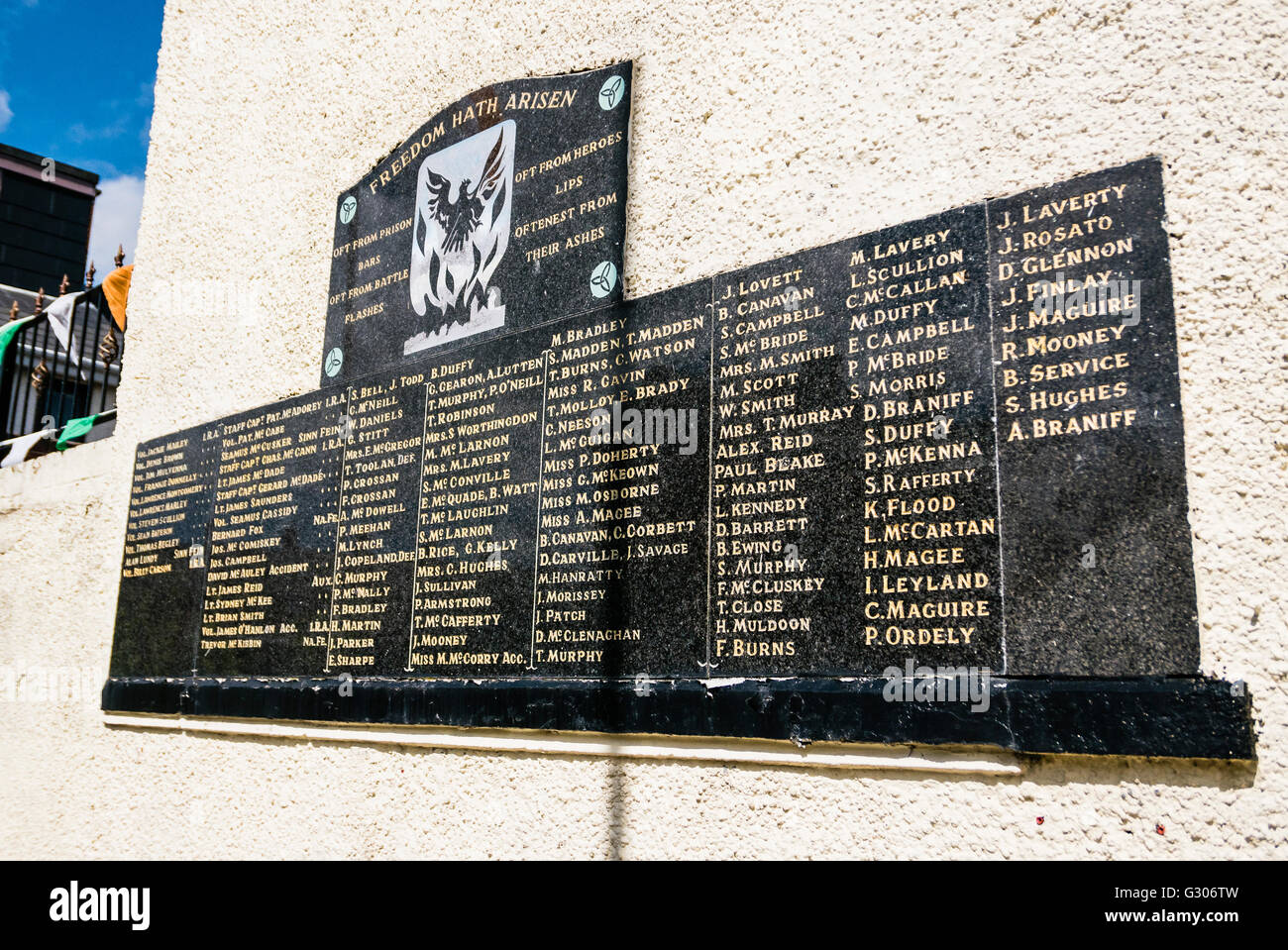 Inscriptions sur une plaque sur un mur d'un jardin commémoratif républicain avec les noms des bénévoles IRA tués pendant les troubles. Banque D'Images
