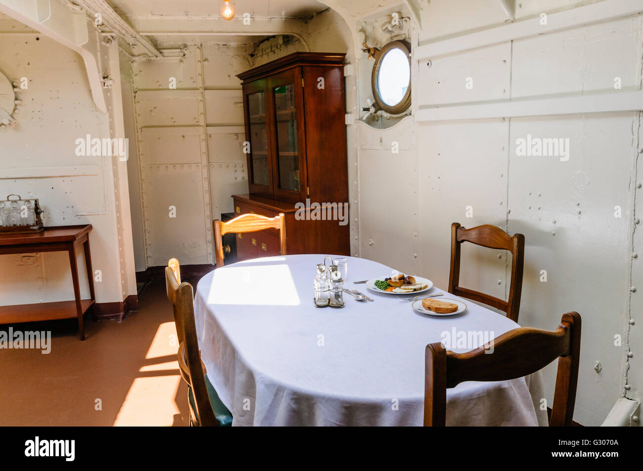 Captain's Table à manger sur le HMS Belfast, Caroline, le dernier navire de la bataille du Jutland. Banque D'Images