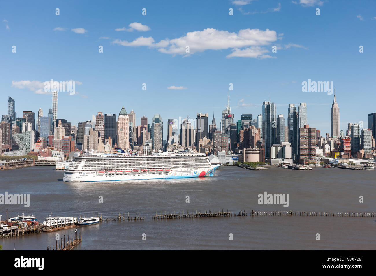 Bateau de croisière Norwegian Breakaway se dirige vers le sud sur la rivière Hudson passé le Mid-town skyline de New York. Banque D'Images