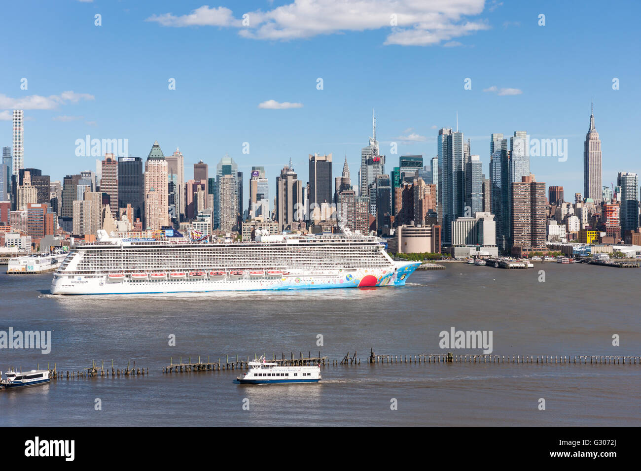 Bateau de croisière Norwegian Breakaway se dirige vers le sud sur la rivière Hudson passé le Mid-town skyline de New York. Banque D'Images