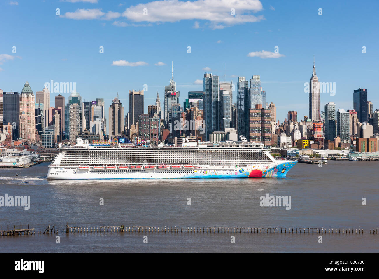 Bateau de croisière Norwegian Breakaway se dirige vers le sud sur la rivière Hudson passé le Mid-town skyline de New York. Banque D'Images