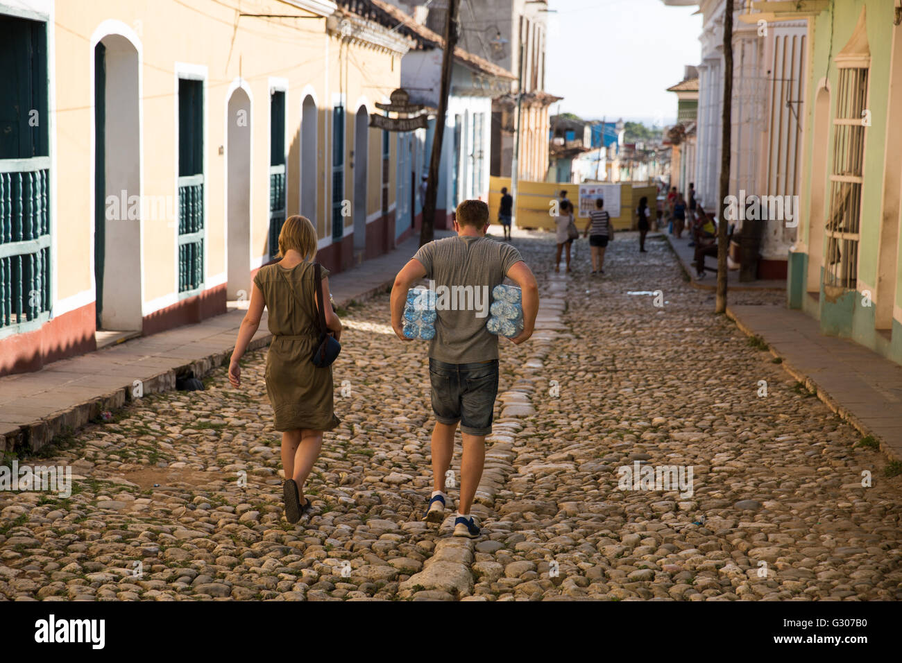 Les touristes transportant l'eau potable à Trinidad, Cuba Banque D'Images