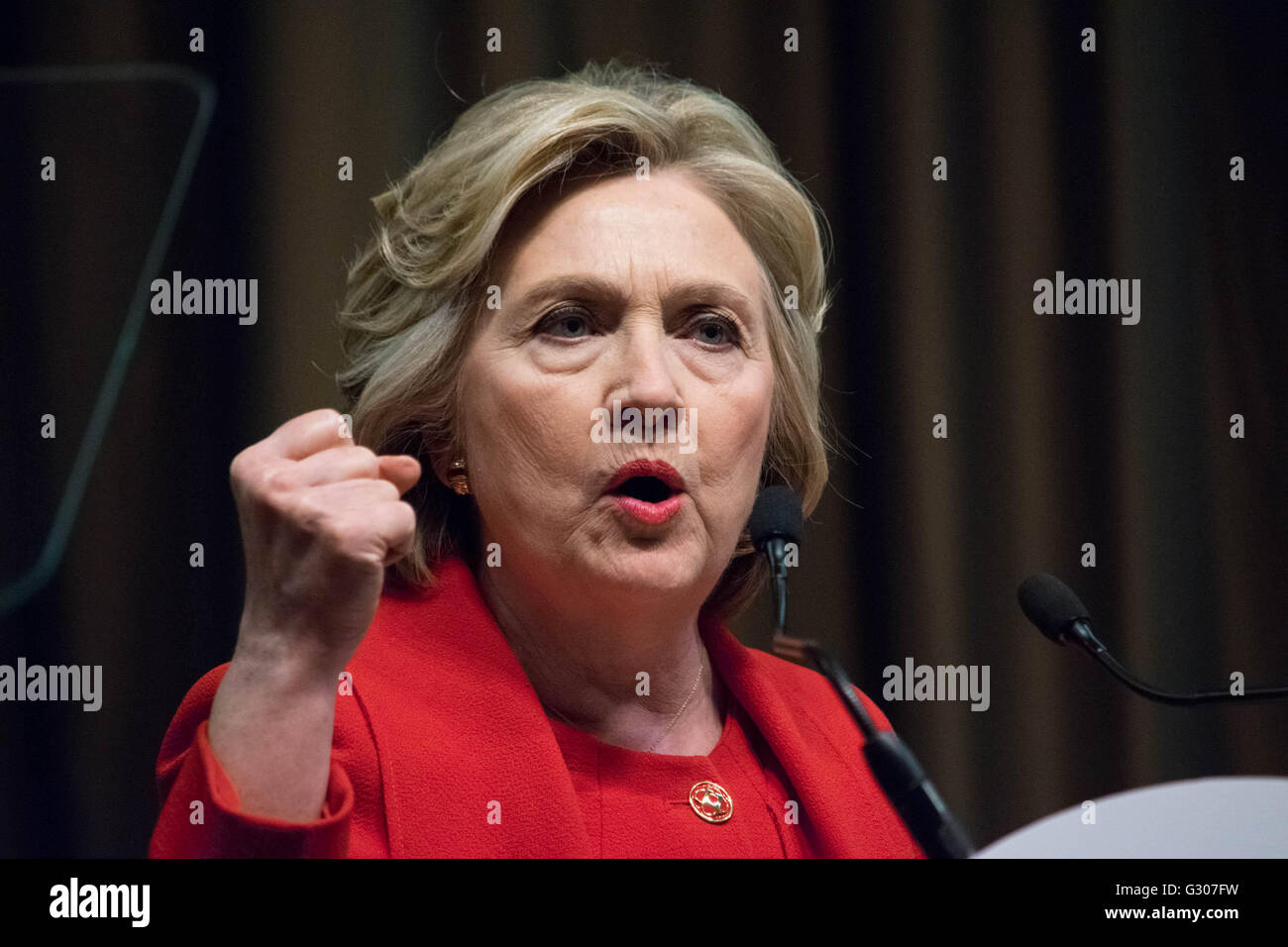 Hillary Clinton dans un costume rouge gestes tandis qu'elle livre un discours à la 25e convention nationale annuelle du Réseau d'action. Banque D'Images