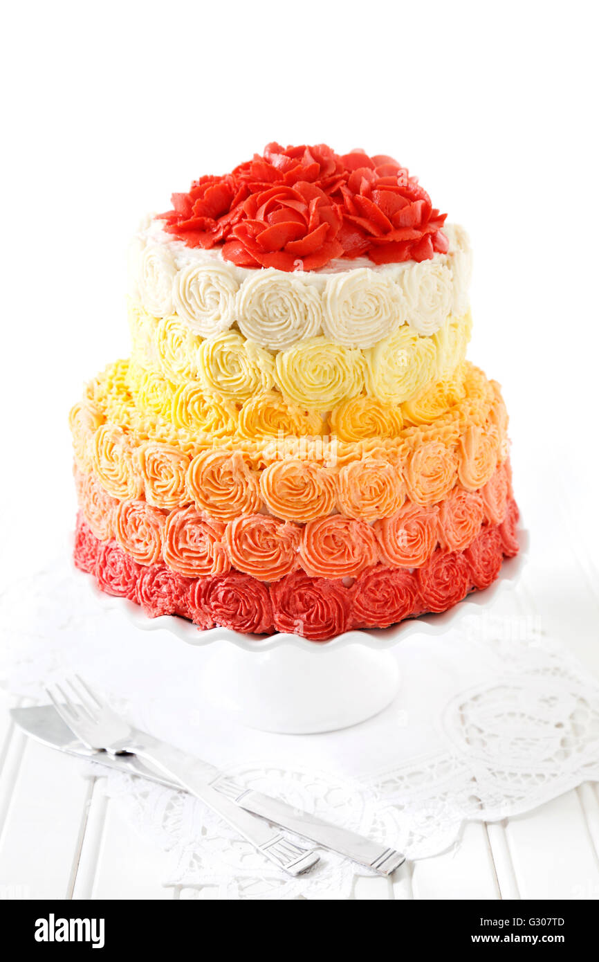Gâteau de mariage avec le buttercream roses Banque D'Images