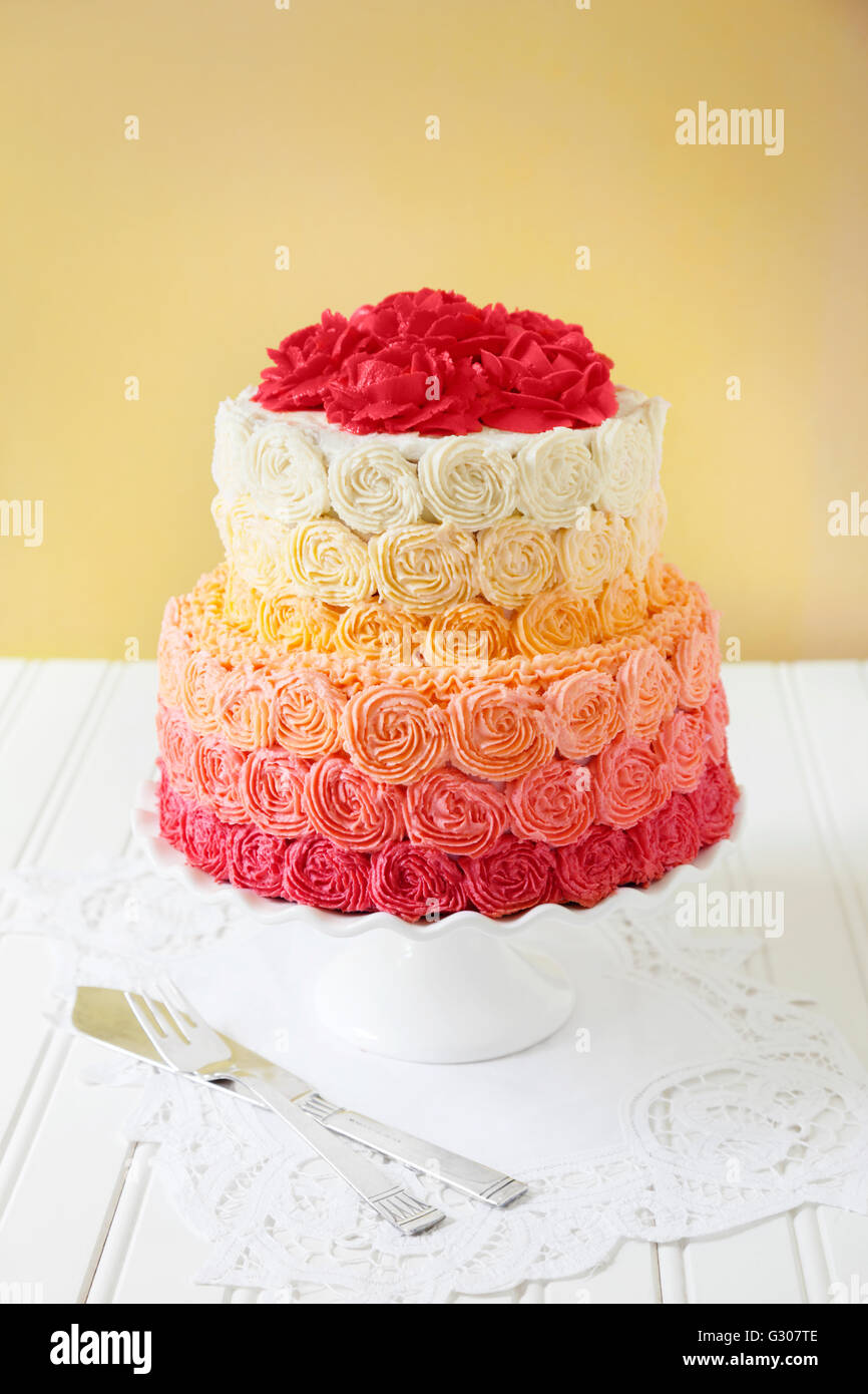 Deux gâteau de mariage avec le buttercream rose swirls Banque D'Images