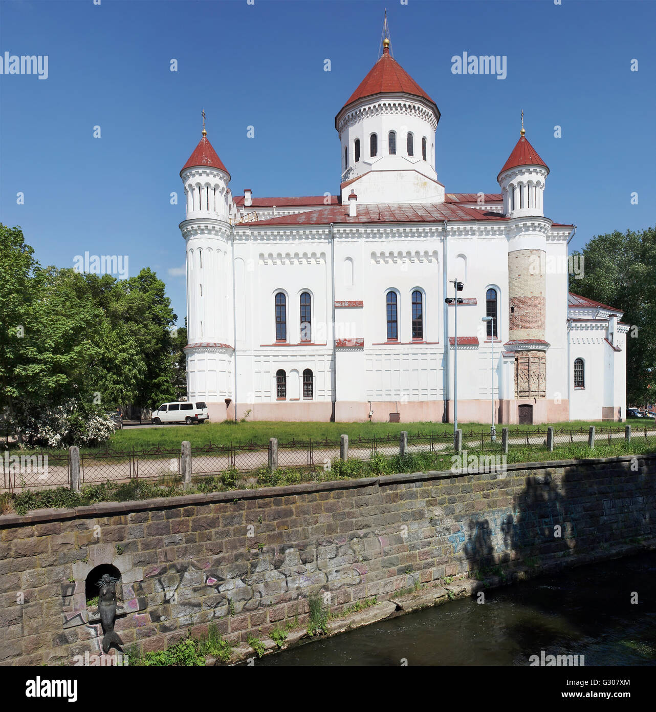 VILNIUS, LITUANIE - 29 MAI 2016 : Cathédrale de l'église d'une hypothèse de la Sainte Vierge sur la rive gauche de la rivière Vilnia (ondulé). L Banque D'Images