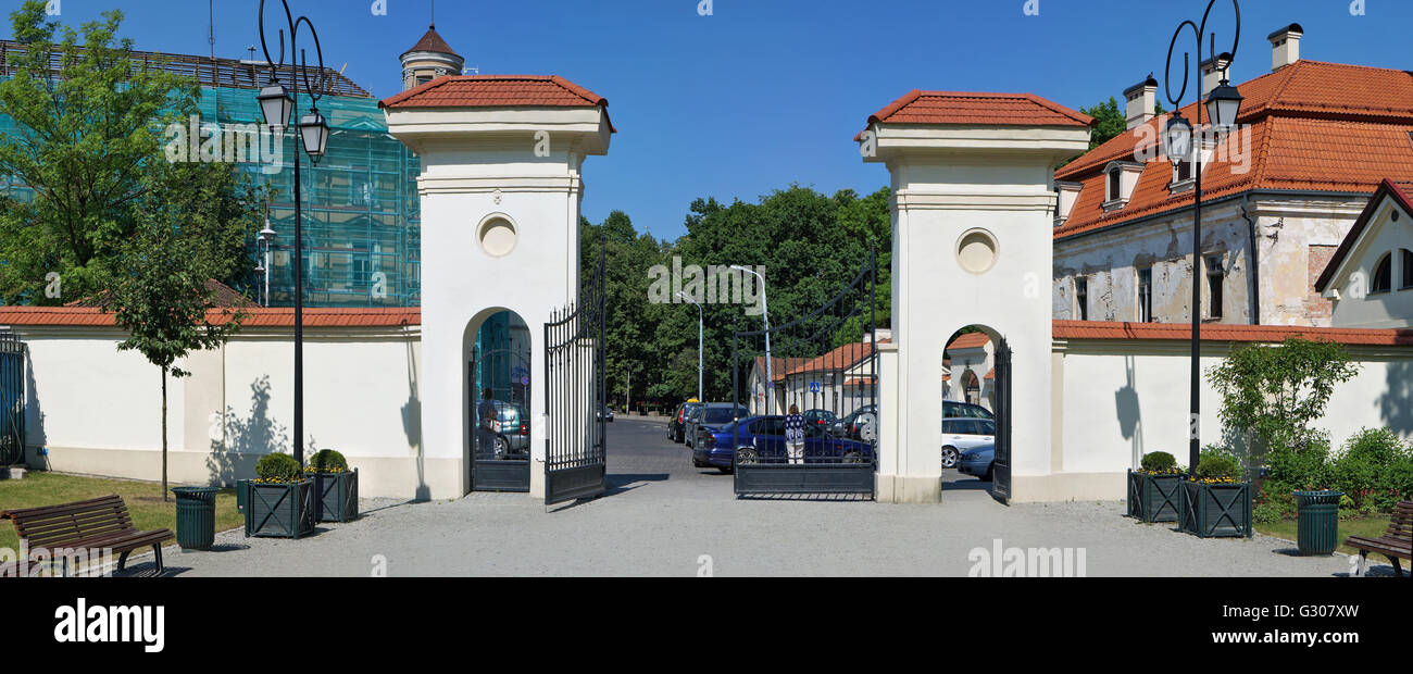 VILNIUS, LITUANIE - 29 MAI 2016 : portes centrale et l'entrée dans un public populaire city municipal Bernardinu jardin près de Vilnia ( Banque D'Images