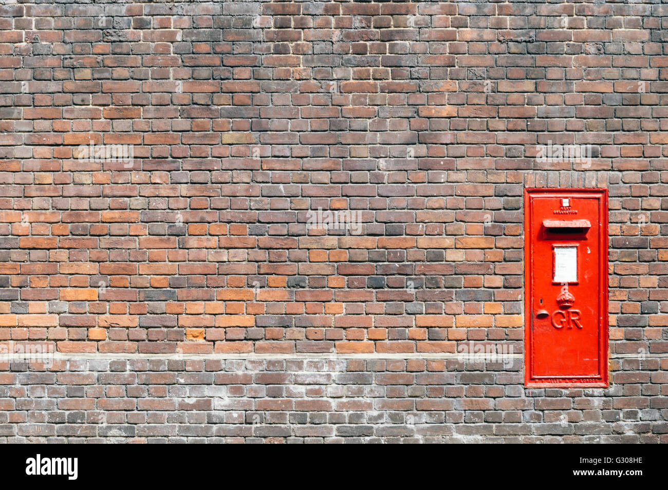 Boîte rouge dans un mur de briques Banque D'Images