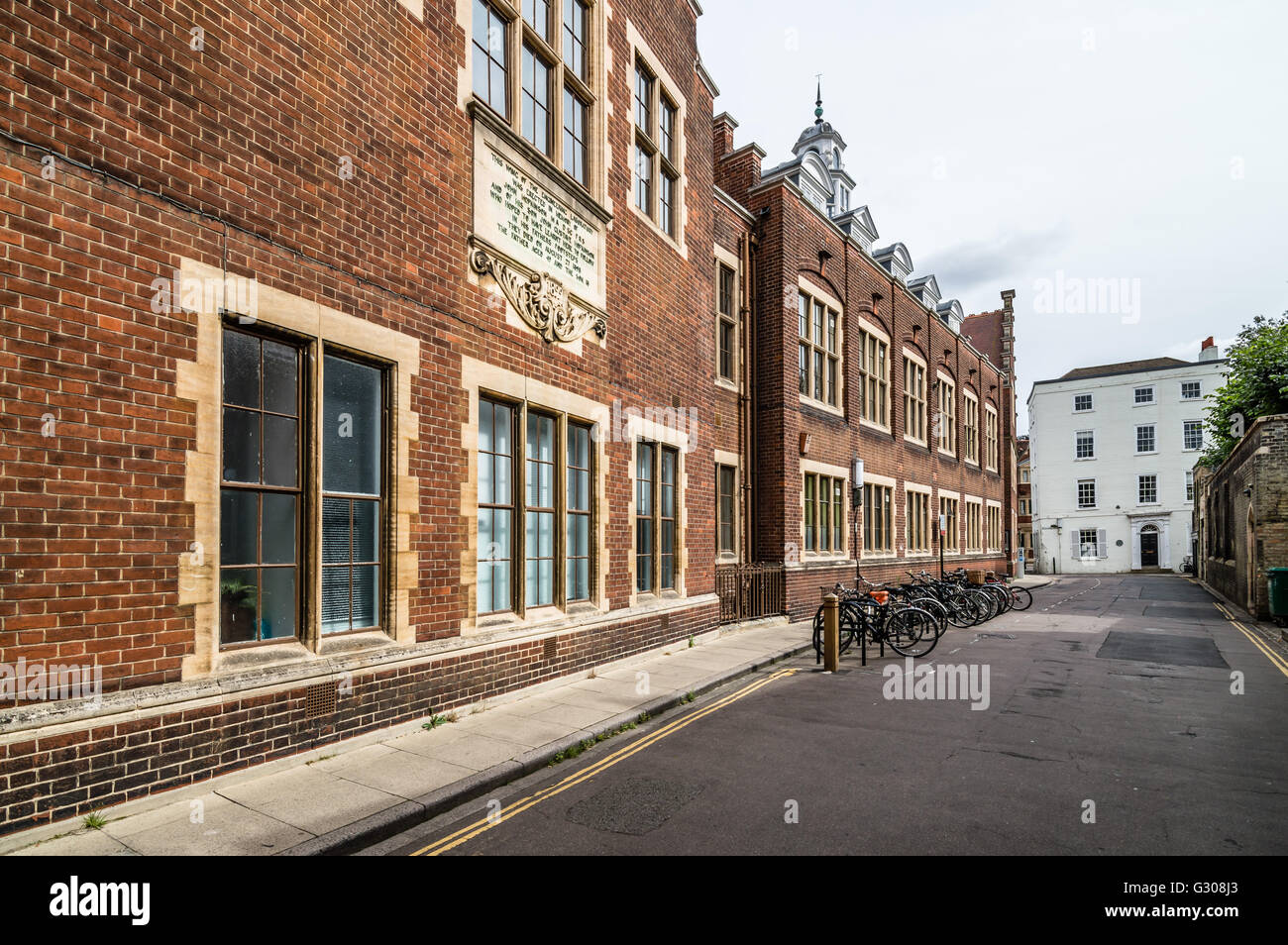 La rue vide à Cambridge avec les bâtiments en brique rouge un jour nuageux Banque D'Images