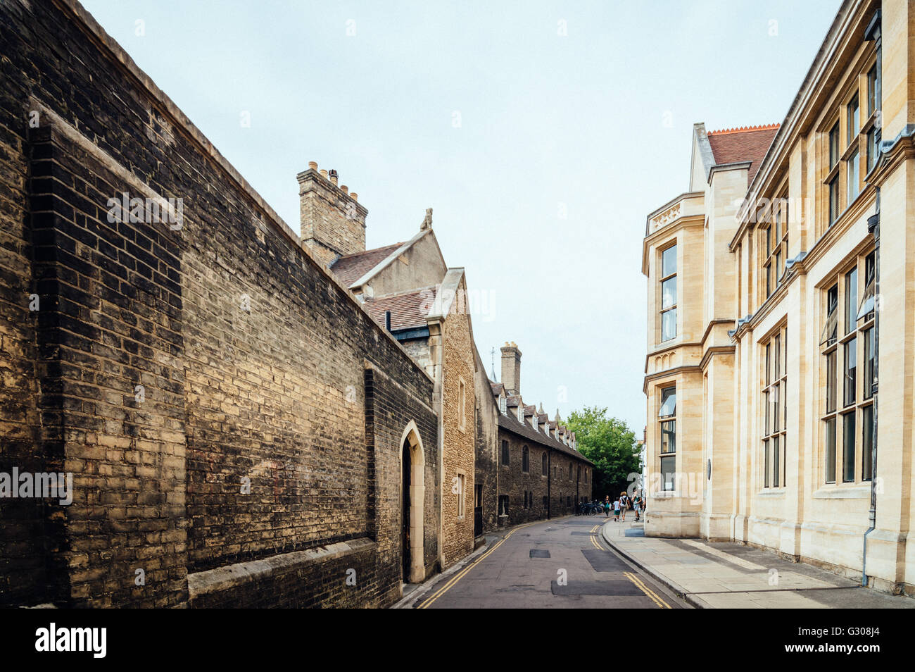 La rue vide à Cambridge avec les bâtiments en brique rouge un jour nuageux Banque D'Images