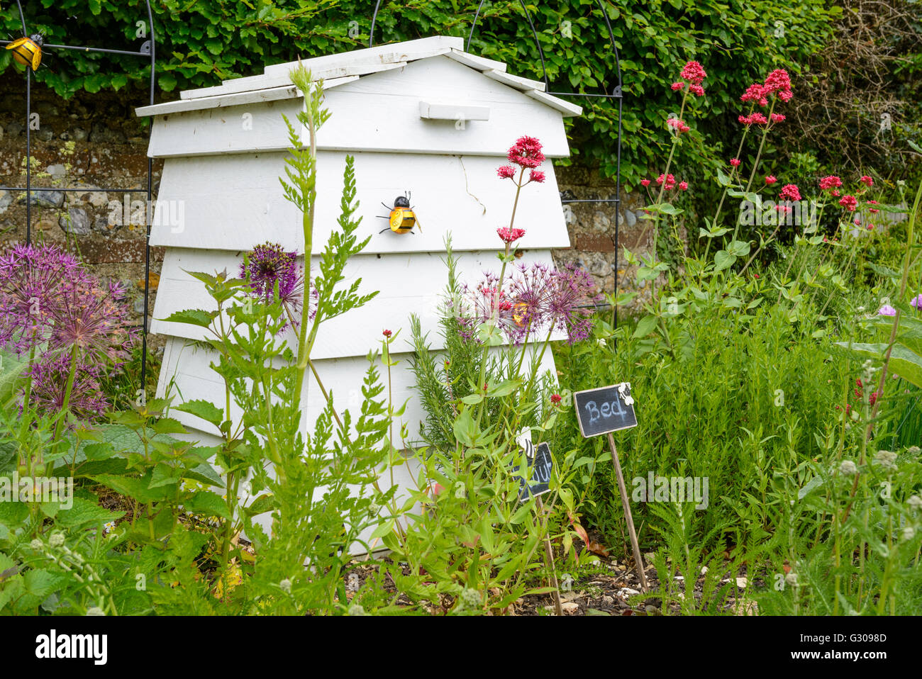 Ruche en bois blanc dans un jardin. Banque D'Images