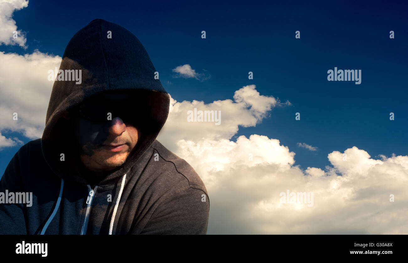 Seul l'ordinateur masqué hacker voleur avec un fond de nuage pour la sécurité de l'internet en fonction des concepts. Banque D'Images