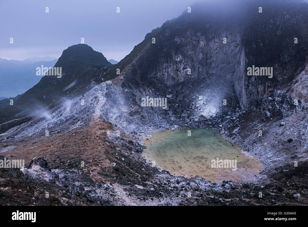 En haut de cratère de volcan Sibayak, un volcan actif à Berastagi (Brastagi), au nord de Sumatra, Indonésie, Asie du Sud, Asie Banque D'Images