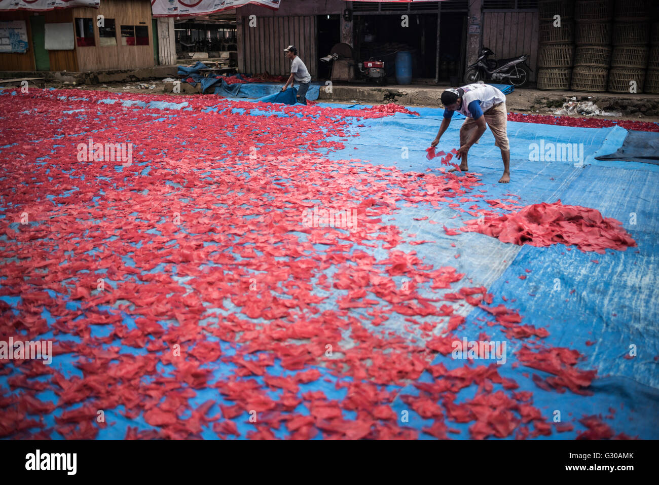 Krupuk (Kroepoek) production, Bukittinggi, à l'Ouest de Sumatra, Indonésie, Asie du Sud, Asie Banque D'Images