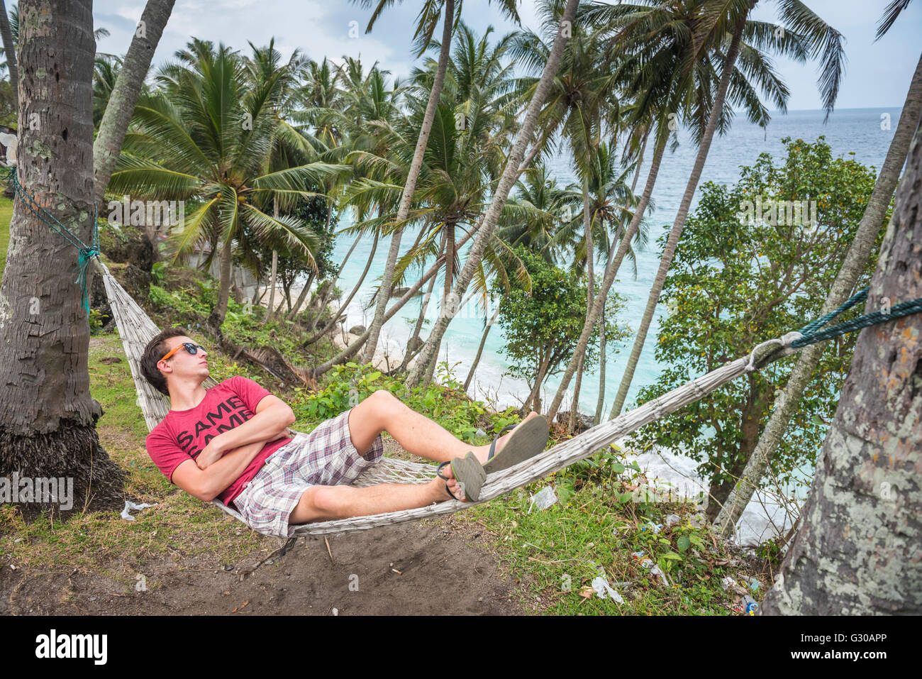 Tourisme dans un hamac sur la plage, l'île de Pulau Weh, Province d'Aceh, Sumatra, Indonésie, Asie du Sud, Asie Banque D'Images