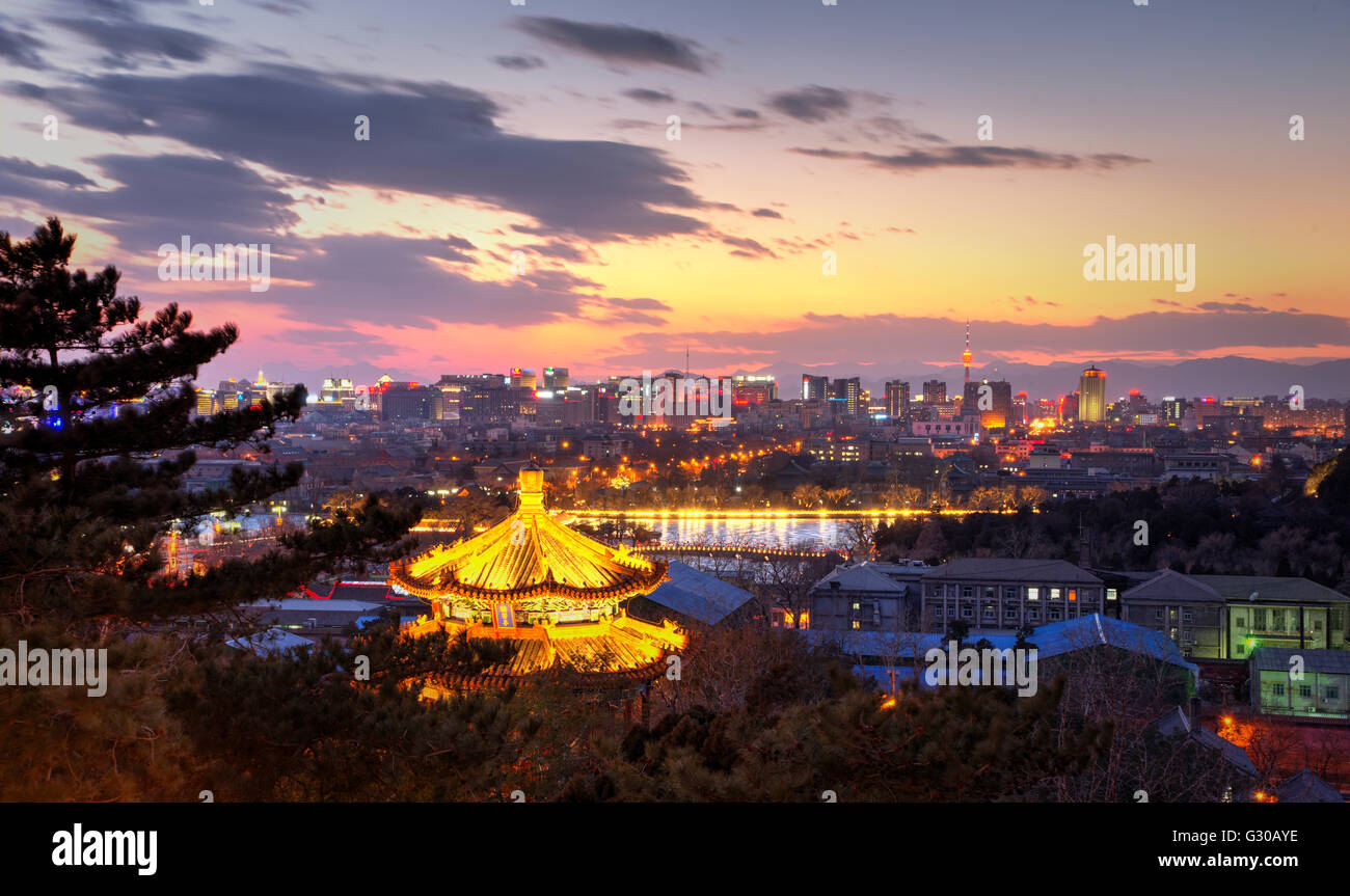La pagode illuminée et la vue vers l'ouest de la ville de Beijing à la nuit tombée, Beijing, China, Asia Banque D'Images