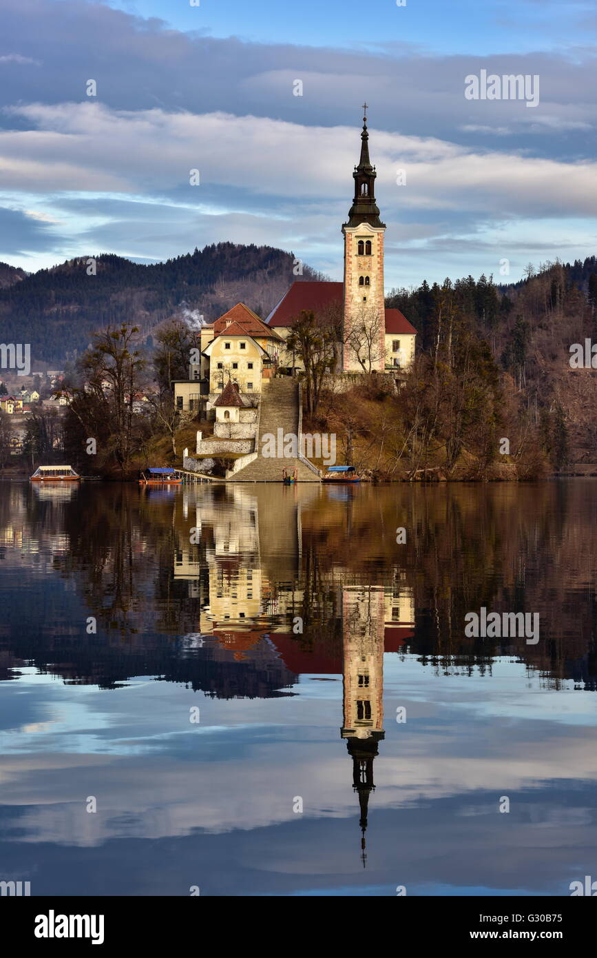 Le lac de Bled à l'aube avec l'église Santa Maria (Église de l'Assomption), Haute-Carniole, Alpes Juliennes, en Slovénie, Europe Banque D'Images
