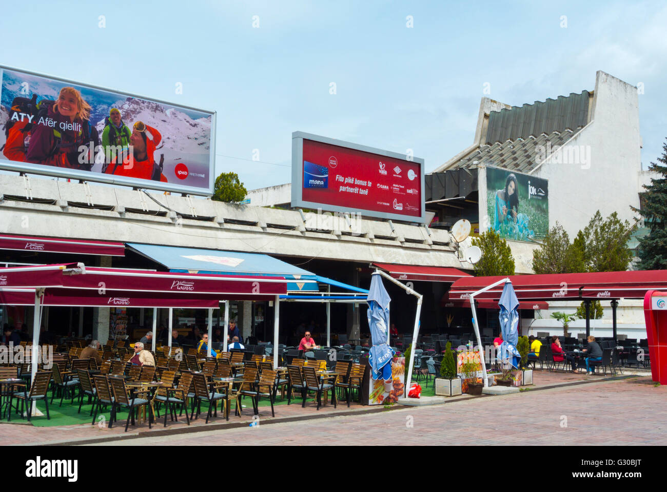 Terrasses de cafés, en face de dhe Sporteve Pallati i Rinise, Palais de la jeunesse et des Sports, Pristina, Kosovo, Serbie Banque D'Images
