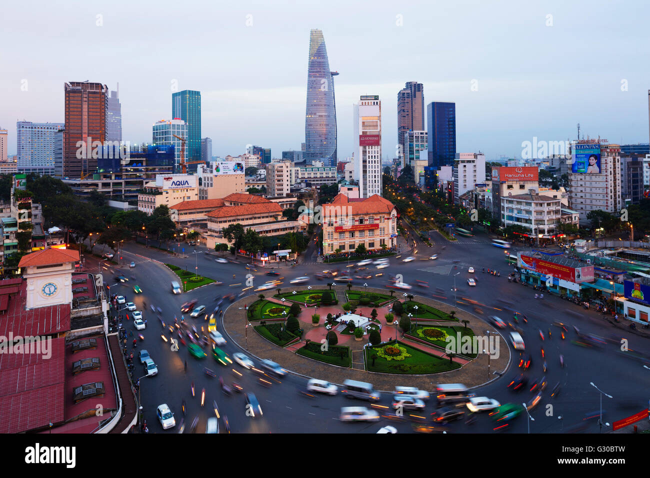 Marché de Ben Thanh et Bitexco Financial Tower, Ho Chi Minh Ville (Saigon), Vietnam, Indochine, Asie du Sud-Est, l'Asie Banque D'Images