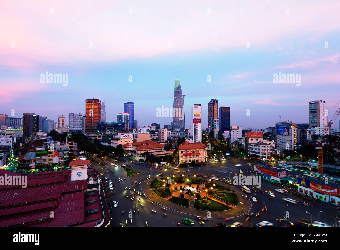 Marché de Ben Thanh et Bitexco Financial Tower, Ho Chi Minh Ville (Saigon), Vietnam, Indochine, Asie du Sud-Est, l'Asie Banque D'Images