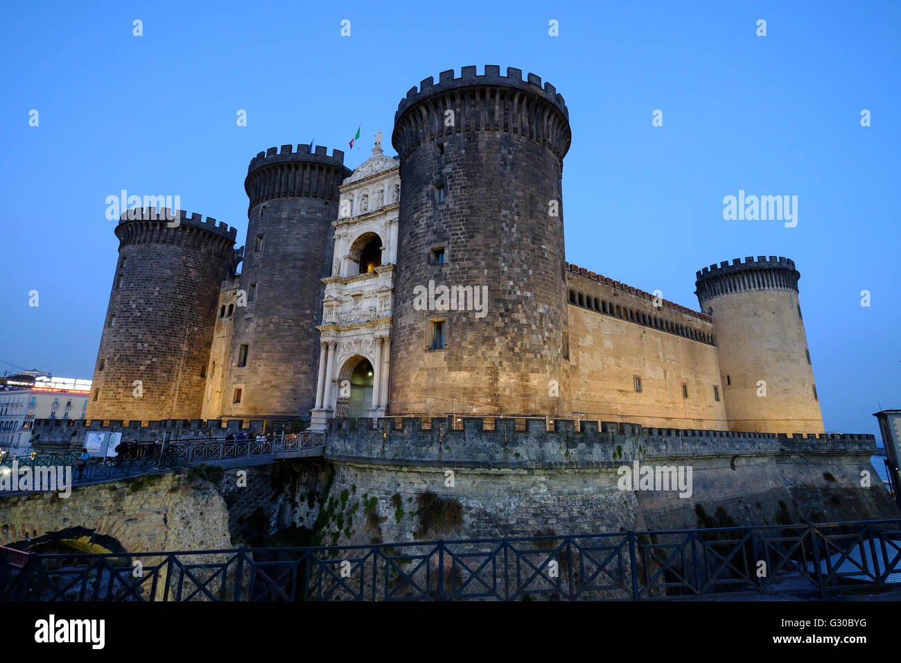 Le Castel Nuovo (Maschio Angioino), un château médiéval situé en face de la Piazza Municipio, Naples, Campanie, Italie, Europe Banque D'Images