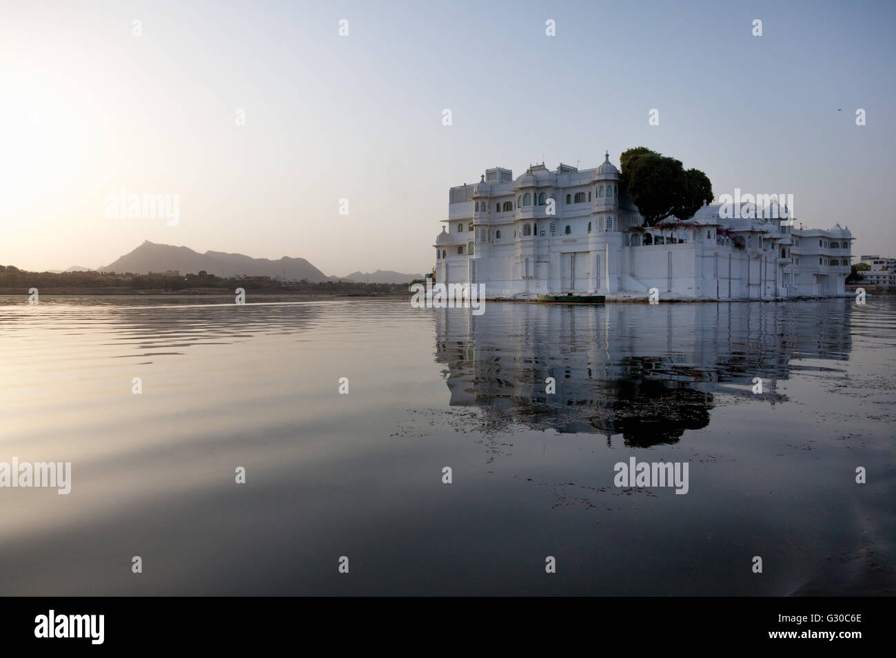 Parfait Reflet du Lac Palace Hotel, situé au milieu du lac Pichola, Udaipur, Rajasthan, Inde, Asie Banque D'Images
