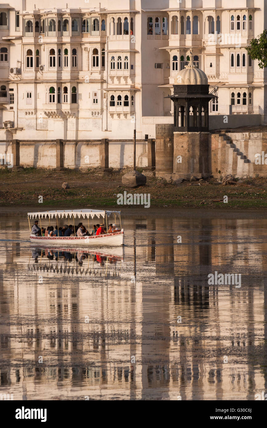 Les touristes sur un bateau sur le lac Pichola à Udaipur, Rajasthan, Inde, Asie Banque D'Images
