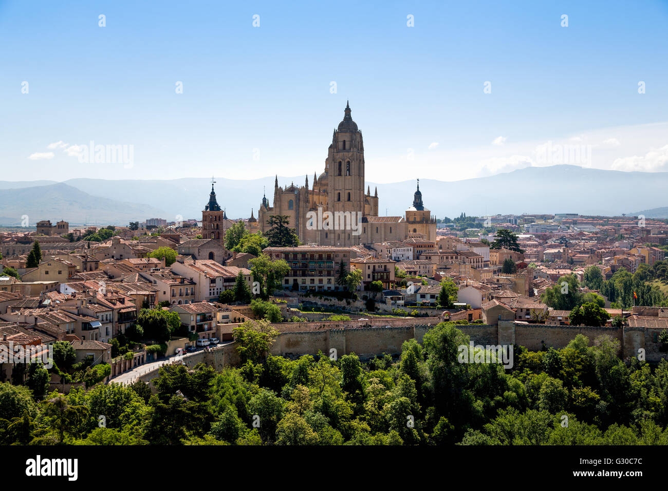 L'imposante cathédrale Gothique domine la ville de Ségovie, Segovia, Castilla y Leon, Spain, Europe Banque D'Images