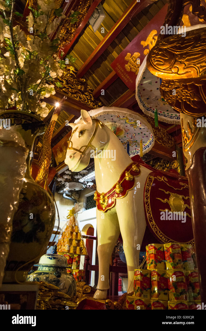 Une statue du cheval blanc de l'Empereur Ly Thai To dans l'intérieur du Temple Bach Ma à Hanoi, Vietnam. Banque D'Images