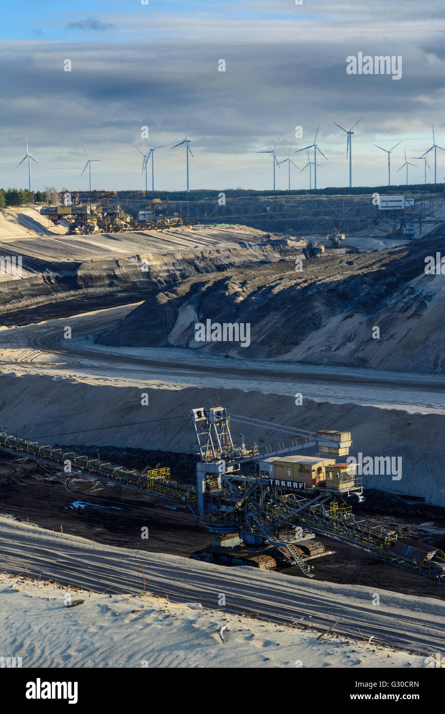 L'exploitation du lignite Surface Cottbus - Nord entreprise Vattenfall avec les transporteurs et les moulins à vent, l'Allemagne, Brandebourg , Peitz Banque D'Images