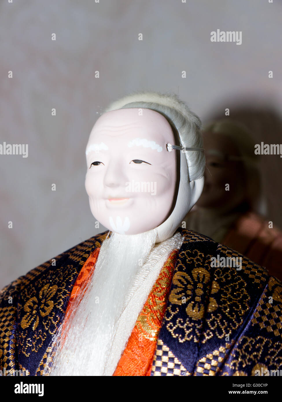 GOMEL, Bélarus - 24 MAI 2015:l'Antique Kimekomi poupée Japonaise vieil homme Jo représentant un jeu de Noh, 'Le vieux couple de la Takasago' Banque D'Images