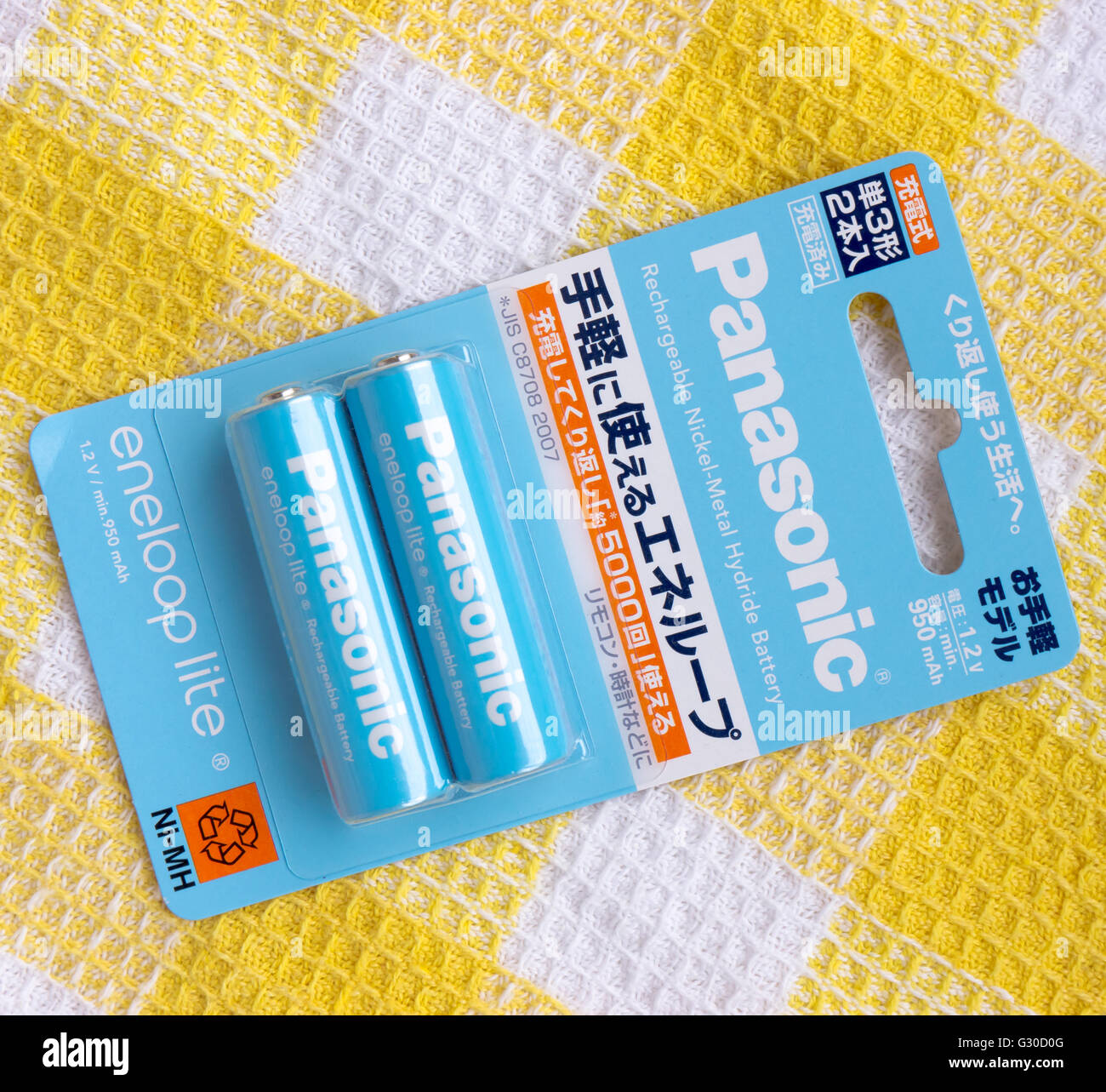 Eneloop AA PANASONIC batterie alcaline sur un fond blanc. Panasonic Corporation, (Matsushita Electric Industrial Co., Ltd.). Banque D'Images