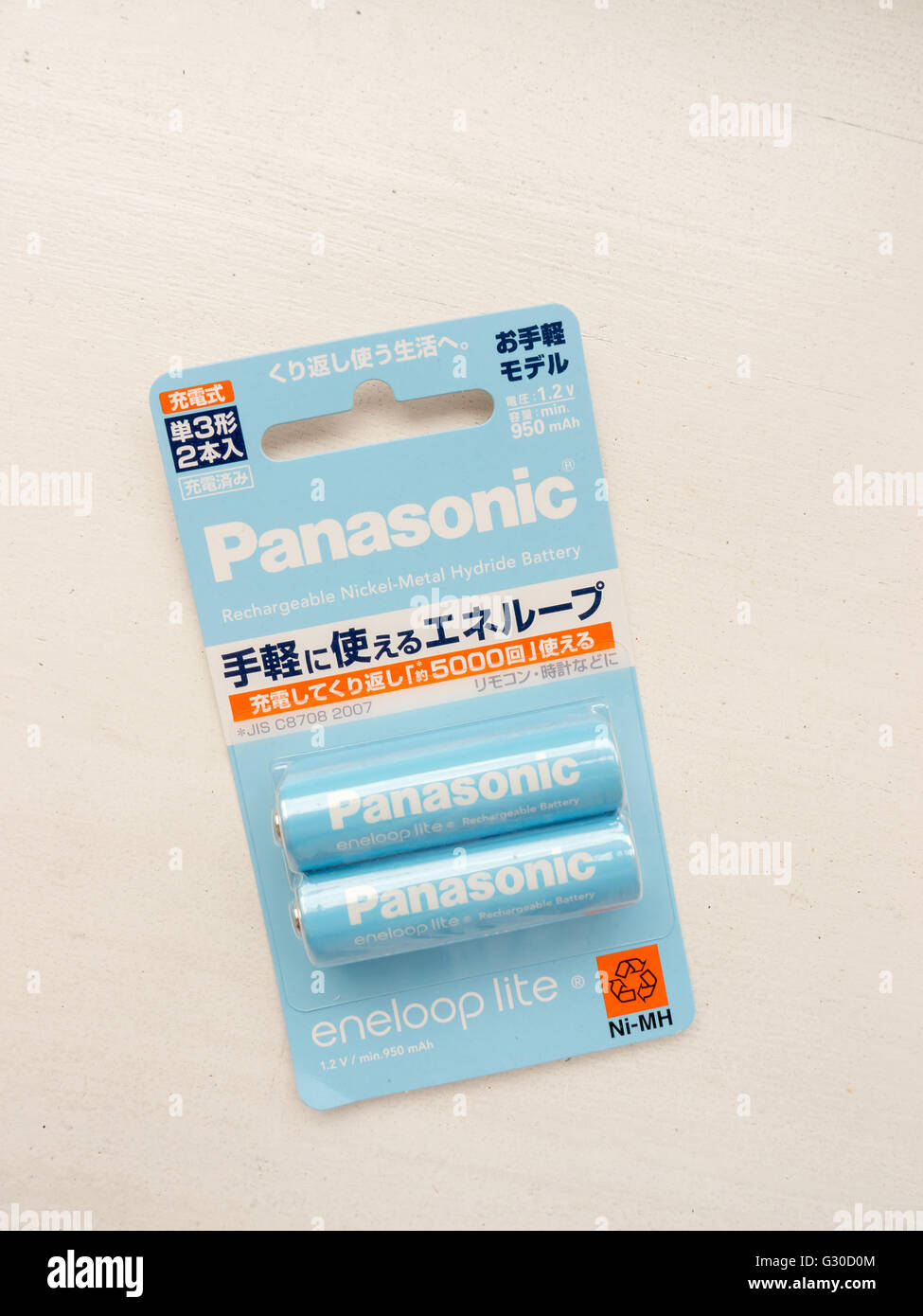 Eneloop AA PANASONIC batterie alcaline sur un fond blanc. Panasonic Corporation, (Matsushita Electric Industrial Co., Ltd.). Banque D'Images
