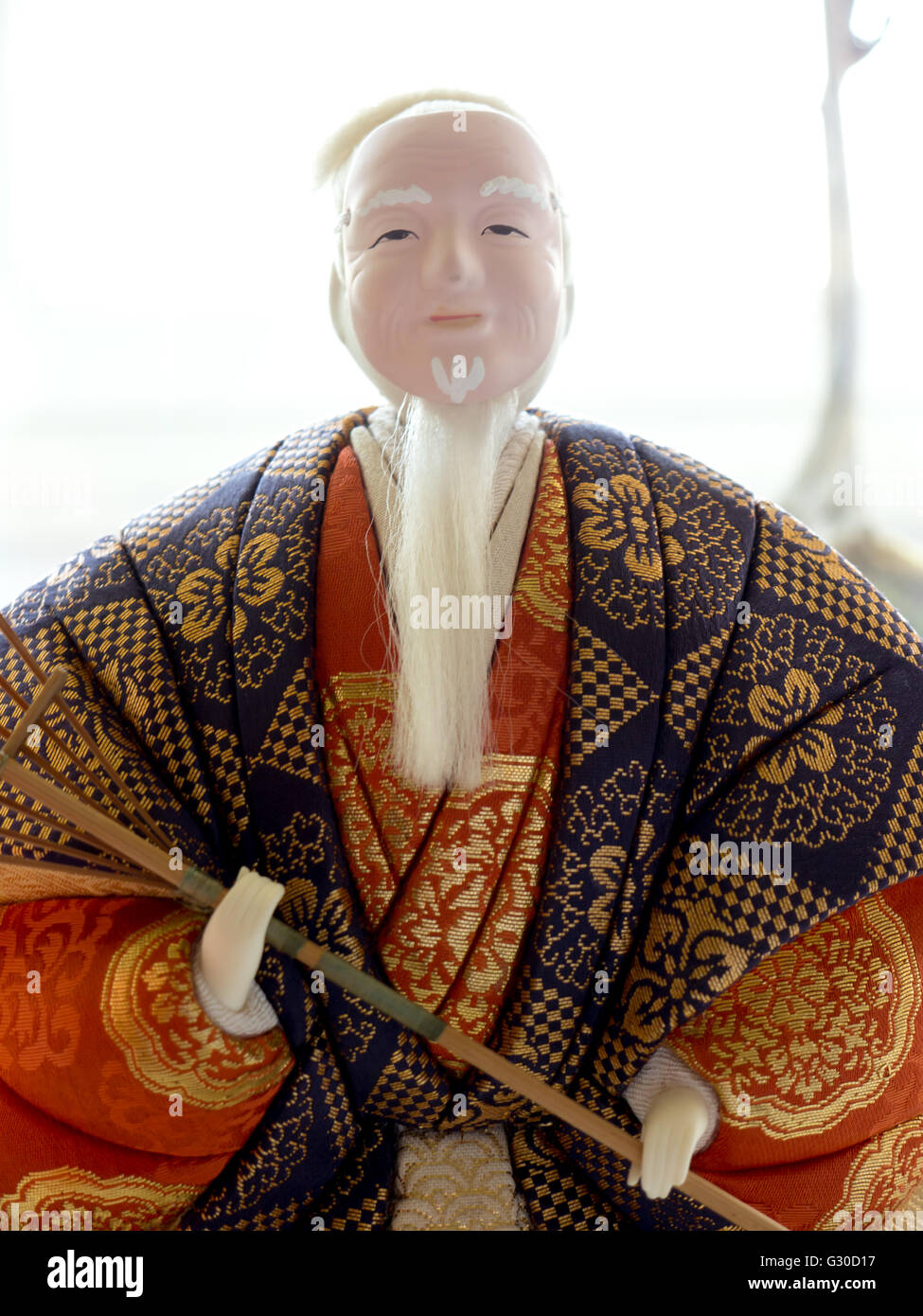 GOMEL, Bélarus - 24 MAI 2015:l'Antique Kimekomi poupée Japonaise vieil homme Jo représentant un jeu de Noh, 'Le vieux couple de la Takasago' Banque D'Images