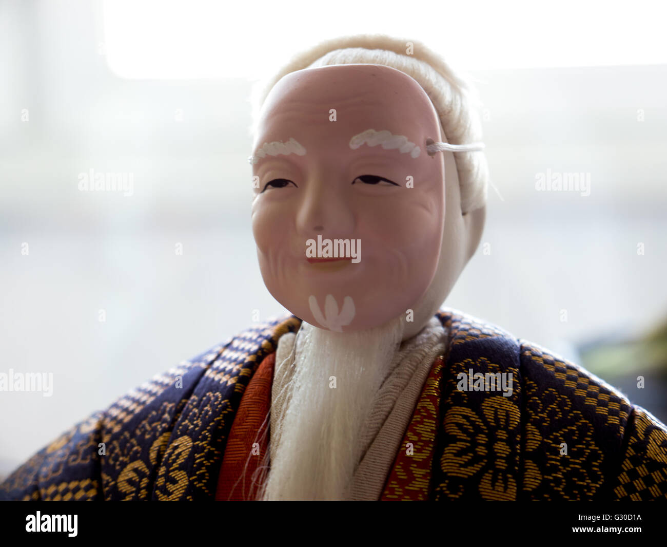 GOMEL, Bélarus - 24 MAI 2015:l'Antique Kimekomi poupée Japonaise vieil homme Jo représentant un jeu de Noh, 'Le vieux couple de la Takasago' Banque D'Images