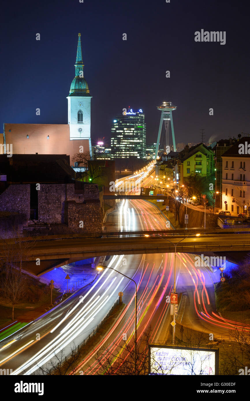 Cathédrale St Martin le pont, la plupart des SNP avec Tower Restaurant en forme d'OVNI et du château et de la Lune, de la Slovaquie, Bratislava (Presbourg) , Banque D'Images