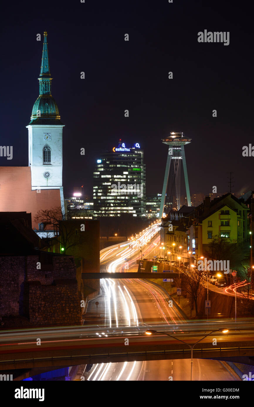 Cathédrale St Martin le pont, la plupart des SNP avec Tower Restaurant en forme d'OVNI et du château et de la Lune, de la Slovaquie, Bratislava (Presbourg) , Banque D'Images