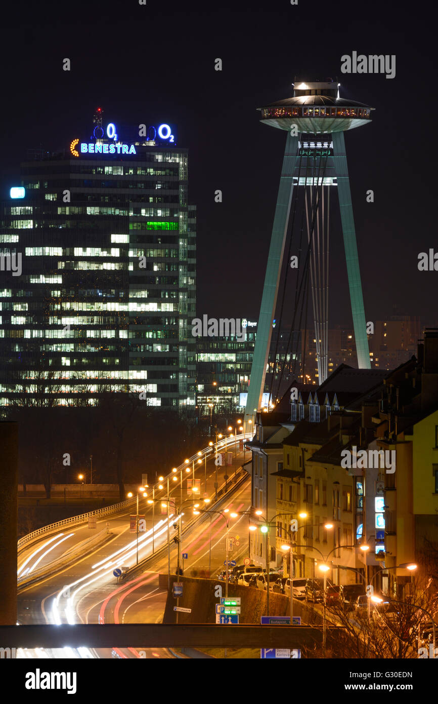 Aupark Tower Bridge et la plupart des SNP avec Tower Restaurant en forme d'OVNI, de la Slovaquie, Bratislava (Presbourg) , Banque D'Images