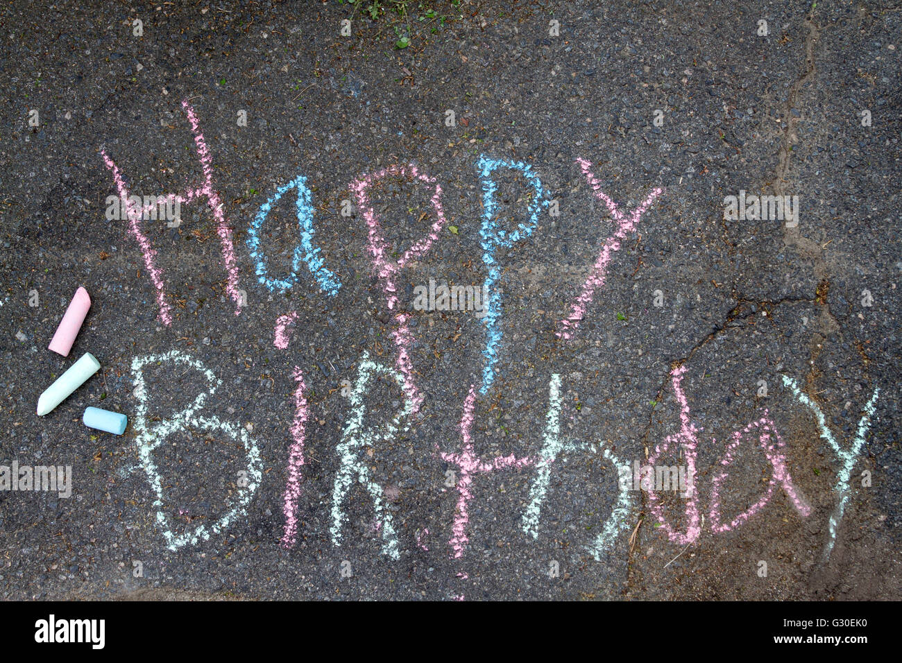 Joyeux anniversaire écrit à la craie sur l'asphalte Banque D'Images