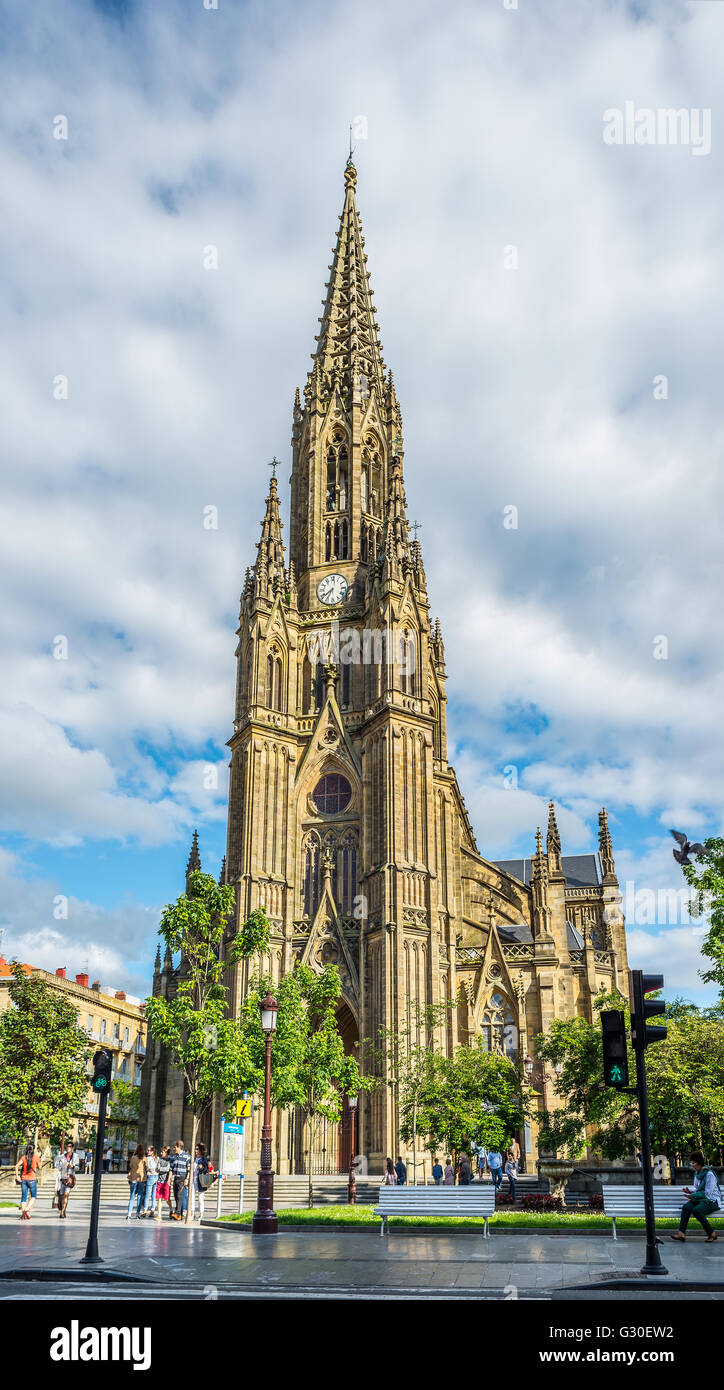 Façade principale de la cathédrale du Bon Pasteur (Buen Pastor) situé dans la ville de San Sebastian, Gipuzkoa, Espagne Banque D'Images