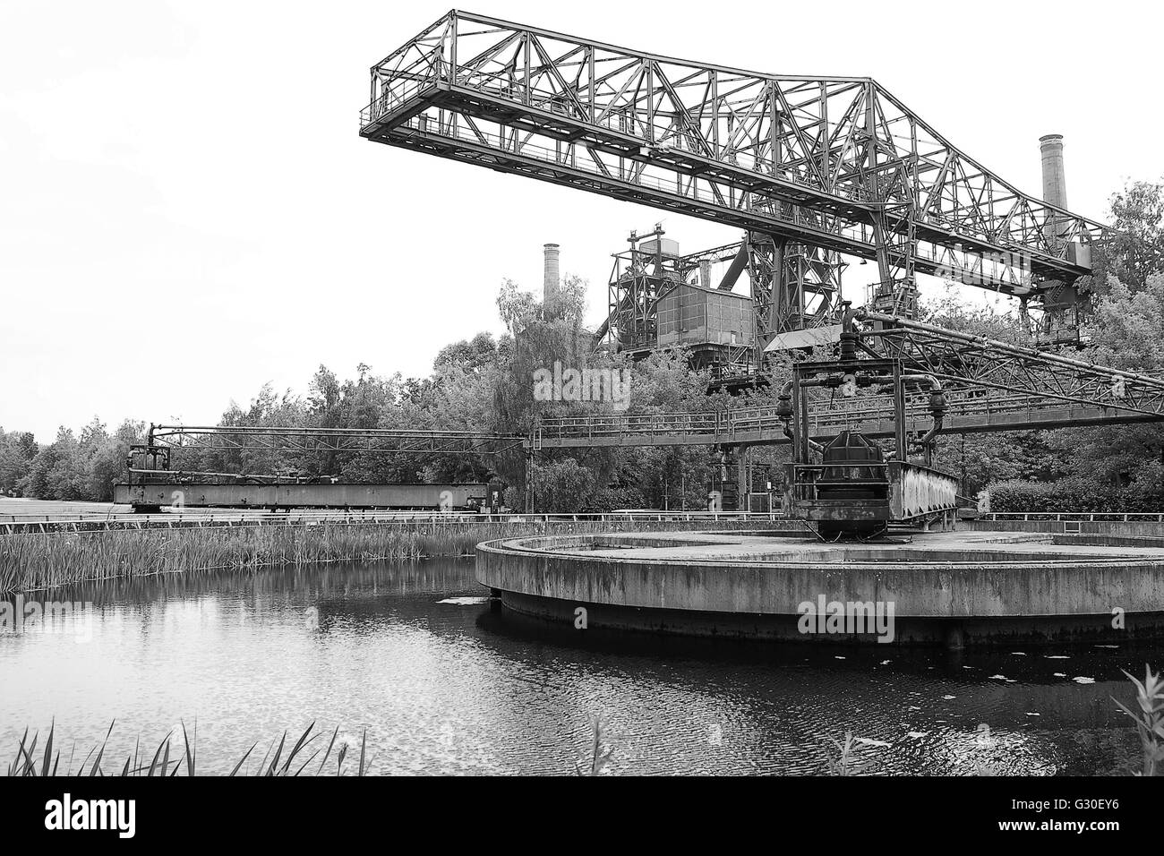 L'étang de l'eau décantation abandonnés. Banque D'Images